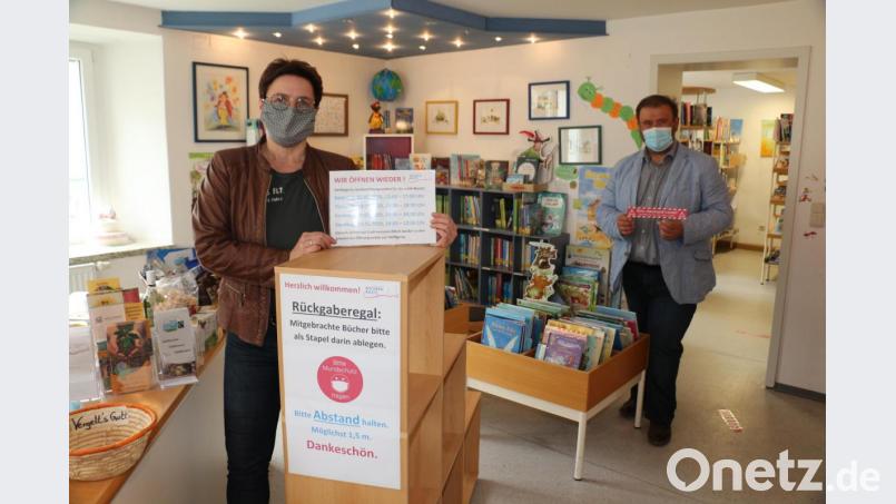 Die Bücherei in Kastl öffnet wieder ihre Räume. Leiterin Margit Braunreuther zeigt Bürgermeister Johann Walter das Regal, das die kontaktlose Medienrückgabe gewährleistet. Bild: rpp