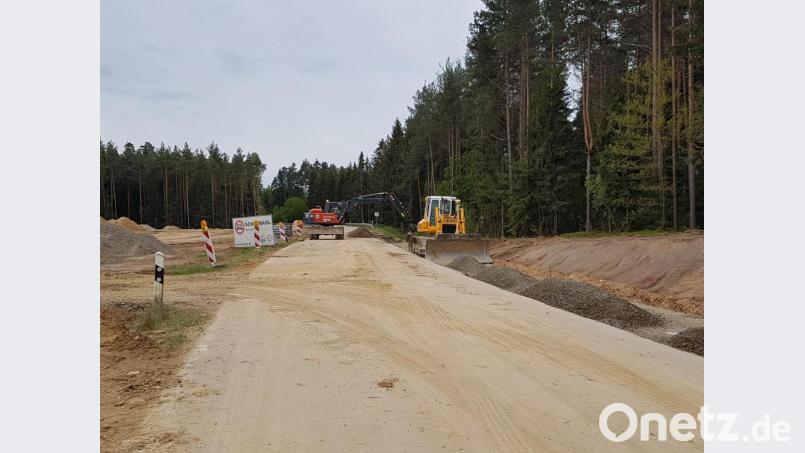 Das Abbiegen von der Staatsstraße von Moosbach nach Pleystein in das neue Gewerbegebiet Moosbach „Hammermühle“ soll durch eine Linksabbiegespur gesichert werden. Die Firma Scharnagl, Weiden führt derzeit die notwendigen Arbeiten durch. Bild: gi