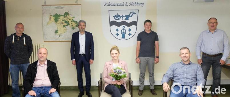Umbruch beim Gemeinderat Schwarzach: Sieben neue Mitglieder (von links) sprachen die Eidesformel: Manuel Fleischmann. Markus Held, Martin Hösl, Franziska Wegerer, Andreas Süß, Michael Wilfahrt und Gerhard Ebensberger. Bild: ohr