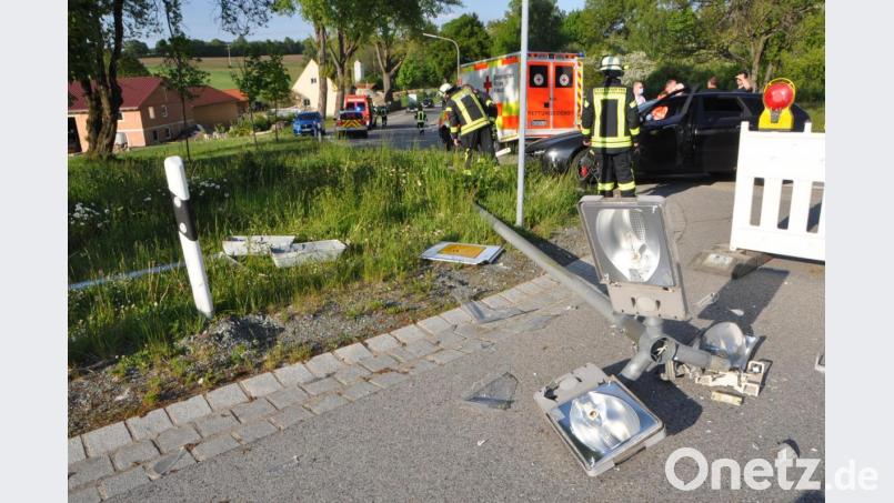 Die Straßenlaterne knallte mit voller Wucht auf die Straße. Bild: dob