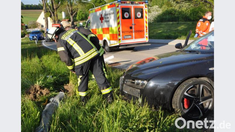 Die Straßenlaterne wurde bei dem Unfall regelrecht aus der Verankerung gerissen und knallte auf die Fahrbahn. Bild: dob