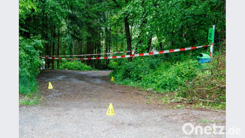 Die Polizei sperrte den Tatort am Mittwoch ab, Schilder markieren mögliche Spuren des Verbrechens. Bild: Hösamer