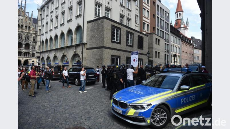 Ein Polizeiwagen steht am Rande einer Demonstration auf dem Marienplatz. Foto: Felix Hörhager/dpa/Archivbild Bild: Felix Hörhager