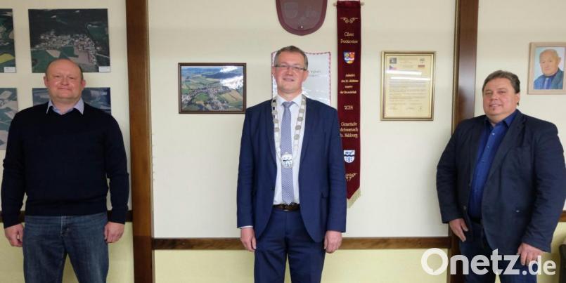 Der bisherige Amtsinhaber Johann Gradl (rechts) wurde mit klarem Votum zum Stellvertreter von Bürgermeister Franz Grabinger (Mitte) gewählt. In einer Kampfabstimmung erhält Joachim Schießl ( links) das Votum als Dritter Bürgermeister. Bild: ohr
