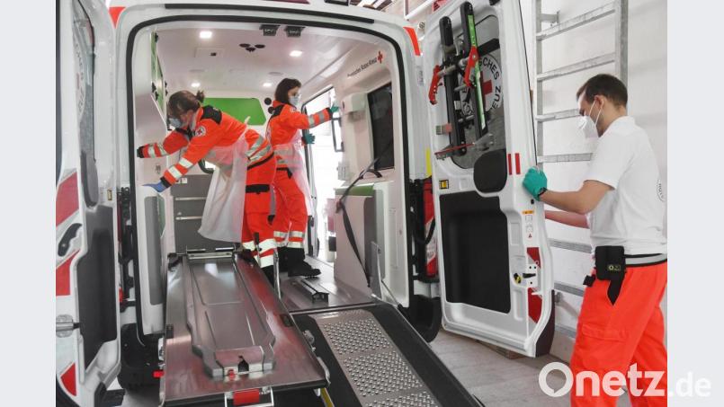 Gemeinsam geht es schneller: Maximilian Pfaffenzeller von der Feuerwehr Weiden unterstützt (von links) Notfallsanitäterin Anke Priebe und ihre Kollegin Lisa Eschenbacher beim Desinfizieren des Krankenwagens. Bild: Gabi Schönberger
