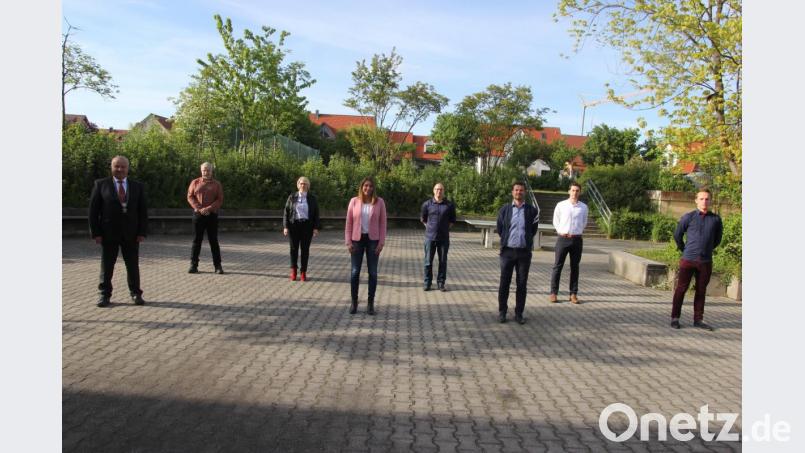 Bürgermeister Josef Deichl (vorne links) nahm den neuen Gemeinderäten den Amtseid ab: Im Bild (von links) Martin Schweizer, Michaela Dirrigl, Jens Tölg, André Ries, Ramona Birner, Hans-Jürgen Flierl und Martin Bauer. Bild: ral