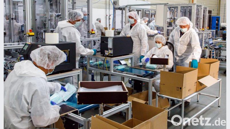 Auf zwei Maschinen produziert BMW nun Mund-Nasen-Schutz für seine Mitarbeiter. Die Kapazität liegt bei 200000 Stück pro Tag. Die Masken werden aus dreilagigem Vlies geschweißt, Nasendraht und Bänder vollautomatisch angebracht. Die Maschinen dafür stammen aus Amberg. Bild: Hösamer