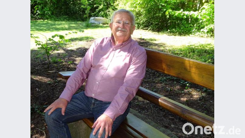 Anzug und Krawatte waren lange seine täglichen Begleiter. Jetzt sitzt Alt-OB Helmut Hey in Jeans und Freizeithemd auf der von ihm selbst geschreinerten Gartenbank und sagt: "Es ist alles gut, so wie es ist". Bild: Houschka