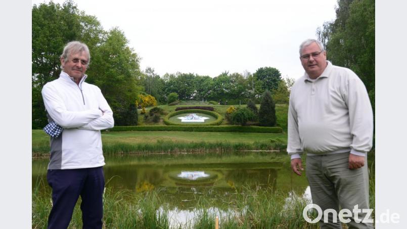 Golfclubpräsident Kurt Knote (links) und Clubmanager Detlef Hennings (rechts) sind froh, dass sie wieder ihren Mitgliedern &quot;ein schönes Spiel&quot; wünschen können. Bild: bey
