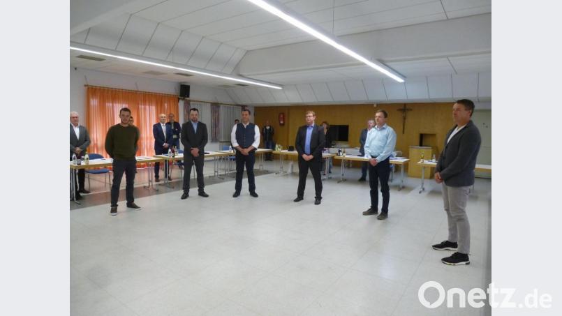 Die neuen Markträte werden vereidigt (von links): Moritz Lobenhofer, Sebastian Weiß, Stefan Blind, Thomas Macke, Oliver Schmidt und Christian Wiesneth. Bild: bk