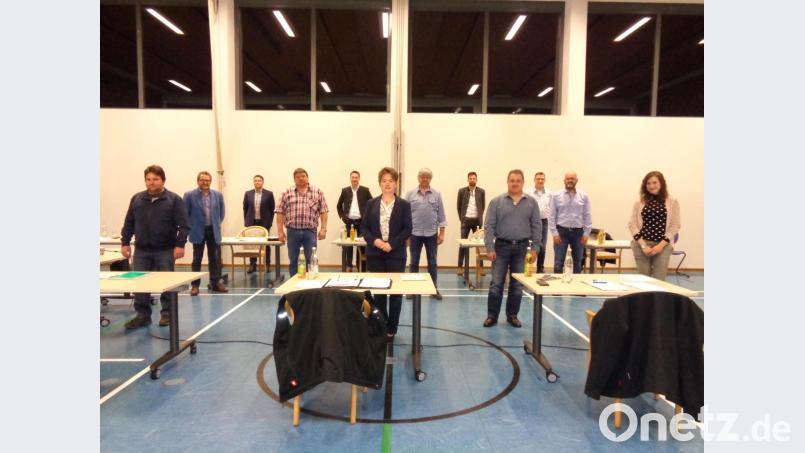 Mit Ausreichen Abstand stellen sich die neuen Markträte und Bürgermeister auf fürs Gemeinschaftsfoto: (von links) Michael Sächerl, Robert Eibl (Dritter Bürgermeister), Gerhard Baier, Markus Fichtinger (Zweiter Bürgermeister), Michael Wagner, Sonja Meier (Bürgermeisterin), Michael Merthan, Benedikt Hutzler, Andreas Höcherl, Johann Drexler, Christian Bronold und Kerstin Bauer. Bild: amö