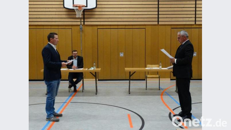 Stephan Ott von den Freien Wählern legte vor Bürgermeister Hubert Kraus und den Gemeinderäten seinen Eid ab. Bild: twg