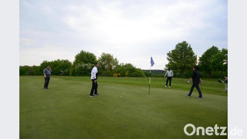 Sichtbar wird beim Golf der Abstand von den Spielern eingehalten. Die Fahne am Loch darf nicht wie üblich herausgenommen werden. Bild: bey
