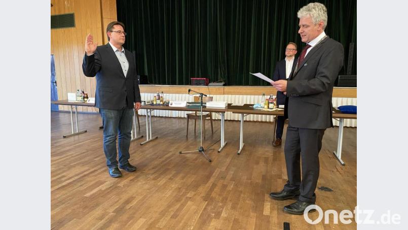 Die beiden Kandidaten der Stichwahl vereint im Bürgermeisteramt: Oliver Mutterer (FDP/UB) bleibt zweiter Bürgermeister. Bild: Eichl