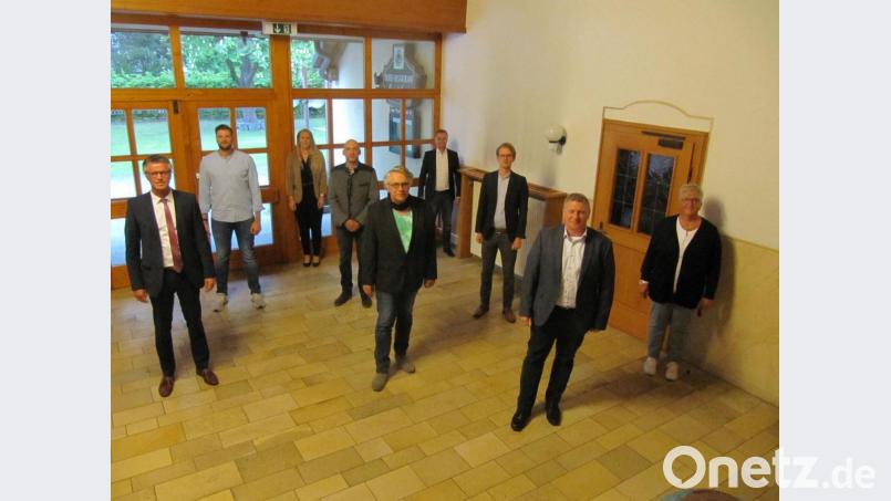 Acht neu gewählte Stadtratsmitglieder verändern das künftige Gesicht des Hirschauer Stadtrates .
Von links: Bürgermeister Hermann Falk, Stefan Butschek, Michaela Meier, Matthias Dotzler, Christian Feja, Manuel Falk, Florentin Siegert, Martin Merkl und Claudia Stein. Bild: fg