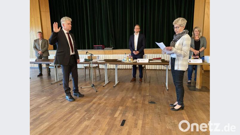 Als älteste Markträtin vereidigt Eli Dreßler (SPD) den neuen Bürgermeister, ihren Parteikollegen Robert Lindner. Mit im Bild die Verwaltungsspitzen Klaus Grünwald, Stefan Bäuml und Katja Buchner (von links). Bild: Eichl