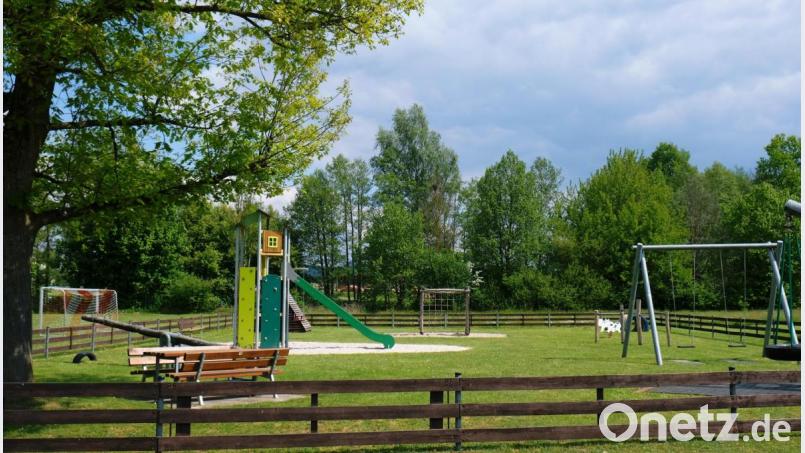 Sogenannte Liegesofas auf den Kinderspielplätzen und an exponierten Stellen der Gemeinde sollen das Wohlfühlklima des Klosterdorfes aufwerten. Das beschloss der Gemeinderat einstimmig. Auch der mustergültig gepflegte Kinderspielplatz in Tremmersdorf (unser Bild) soll ein Sofa erhalten . Bild: do
