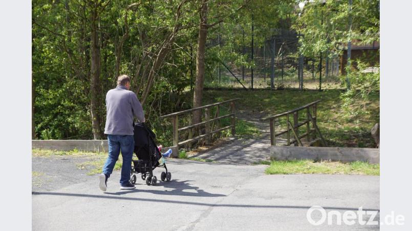 Beim Sportplatz verbindet eine der beiden Brücken die beiderseits gelegenen Wohngebiete. Sie wird nicht nur von Fußgängern, sondern auch von Motorradfahrern benutzt. Nach der Erneuerung wurde eine Sperre für Fahrzeuge aller Art gefordert. Bild: bkr