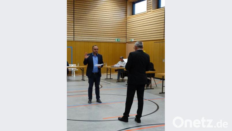 Bürgermeister Hubert Kraus nahm Alexander Hecht (CSU) als Dritten Bürgermeister unter Eid. Bild: twg