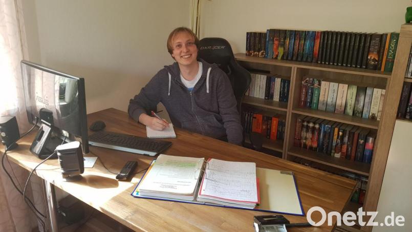 Frederik Rosner hat gut lachen: Die Corona-Infektion ist überwunden und Bayern 1 hat ihm ein Wohlfühlwochenende geschenkt. Für das Foto setzte er sich noch einmal auf seinen Homeoffice-Platz. Bild: Bayern 1/exb