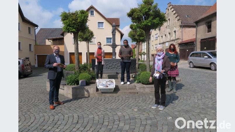 Dank und Anerkennung sprach Bürgermeister Roman Schäffler (links) Angelika Steuer (vorne rechts), Jessika Wöhrl-Neuber (hinten rechts) und Miriam Buchner (Dritte von rechts) für die Aktionen „Brautkleider für Kenia“ und „Masken aus Kenia für Kemnath“ aus. Magdalena Dumler (hinten links) kümmerte sich um die Verteilung der Masken. Bild: jzk