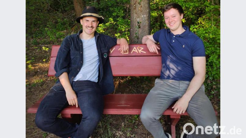 Markus Winter (links) und Alois Renner suchen Unterstützer, damit sie noch eine zweite oder gar dritte Holzbank in die Natur von Sulzbach-Rosenberg stellen können. Bild: exb/die Bänker