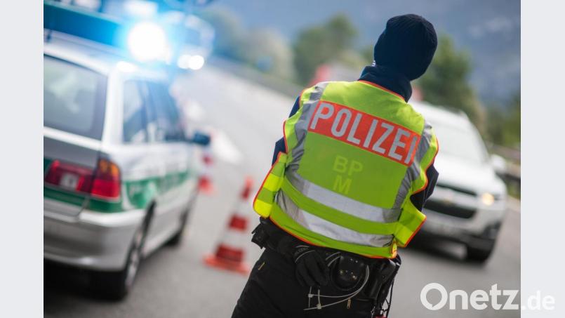 Ein Polizeibeamter beobachtet an einer Grenzkontrolle Fahrzeuge, die von Österreich nach Deutschland kommen. Bild: Matthias Balk