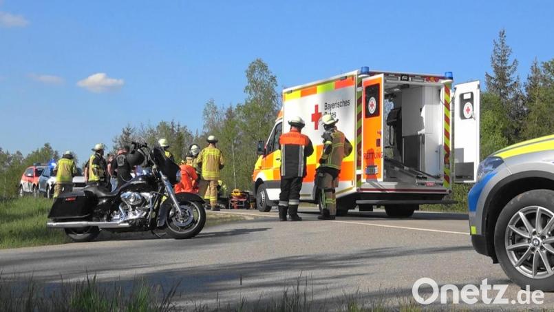 Notarzt und Sanitäter versorgten die verunglückte Motorradfahrerin an der Unfallstelle, mit mittelschweren Verletzungen wurde sie ins Krankenhaus gebracht. Alarmiert wurden auch die Feuerwehren Großkonreuth und Tirschenreuth. Bild: nic