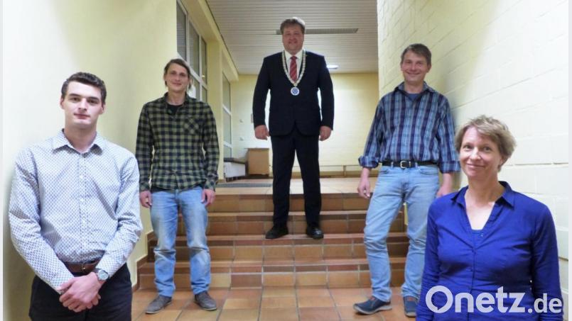 Die neu gewählten Marktgemeinderäte in Kastl wurden vereidigt (von links): Fabian Nemetschek (Freie Wählerschaft), Yul Steger (Grüne), Bürgermeister Stefan Braun, Ines Riedl (Grüne) und Georg Ehbauer (CSU). Bild: jp