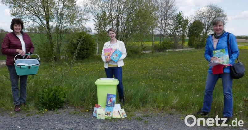 Simone Collignon freute sich über das Büchergeschenk, das ihr die Frauen-Union, vertreten durch Rita Korb (rechts) und Elsa Bächer (links), zur Verfügung stellte. Bild: wro