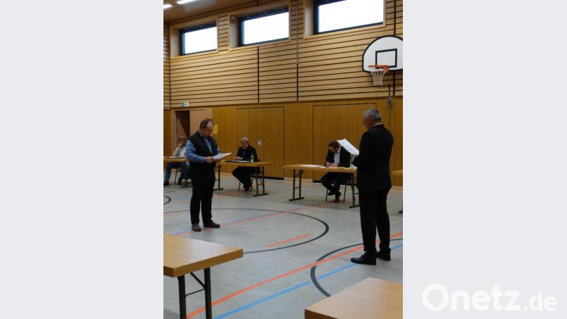Auch Thomas Kellner von der CSU wurde als neuer Gemeinderat in Pullenreuth vereidigt. Bild: twg