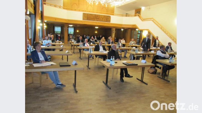 Das Saal des Josefshaus diente in ungewohnt distanzierter Sitzreihung der konstituierenden Sitzung des Hirschauer Stadtrates als Tagungsort. Vom Flair des historischen Hirschauer Sitzungssaal war das weit weg. Bild: fg