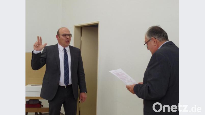 Der neue Bürgermeister Johannes Schmid (links) wird in der konstituierenden Gemeinderatssitzung im Bürgerhaus durch seinen Amtsvorgänger und älteste Gemeinderatsmitglied Gerd Löckler vereidigt. Bild: br