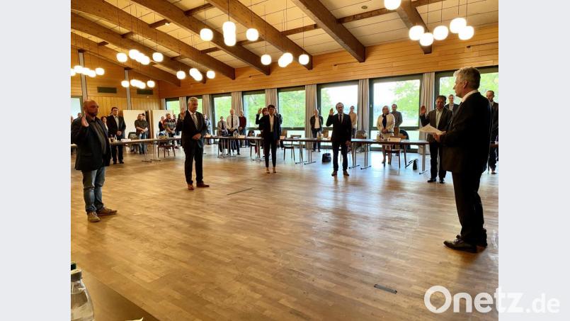 Bürgermeister Robert Lindner vereidigt die neuen Markträte: von rechts Christoph Winkler (FDP/UB), Mathias Schnabl (CSU), Dr. Julia Bayer (CSU), Günter Stich (SPD), Björn Beer (AfD). Bild: Eichl