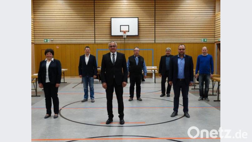 Bürgermeister Hubert Kraus (vorne, Mitte) ist stolz auf seine Mannschaft: (von links) Zweite Bürgermeisterin Christa Bayer, die neuen Gemeinderäte Stephan Ott und Thomas Kellner, Hans Wopperer als Vertreter der Bürgermeister, Dritter Bürgermeister Alexander Hecht und das neue Gemeinderatsmitglied Johannes Hecht. Bild: twg