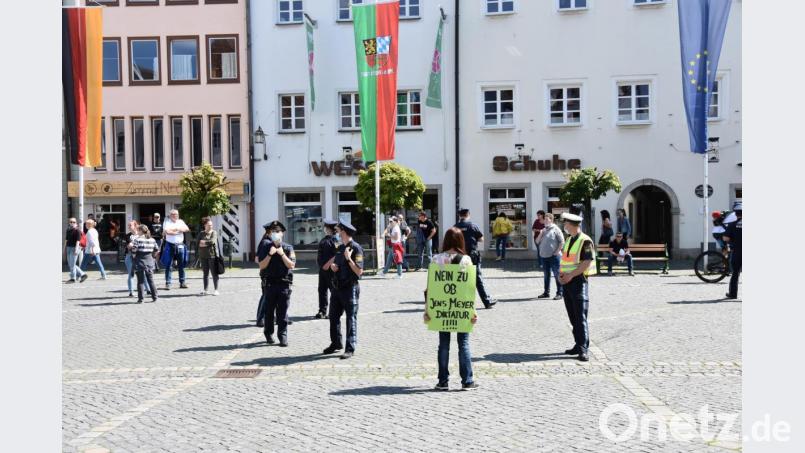 Den Versuch einer Spontandemo unterbindet die Polizei auf dem Oberen Markt. Bild: Beate Luber