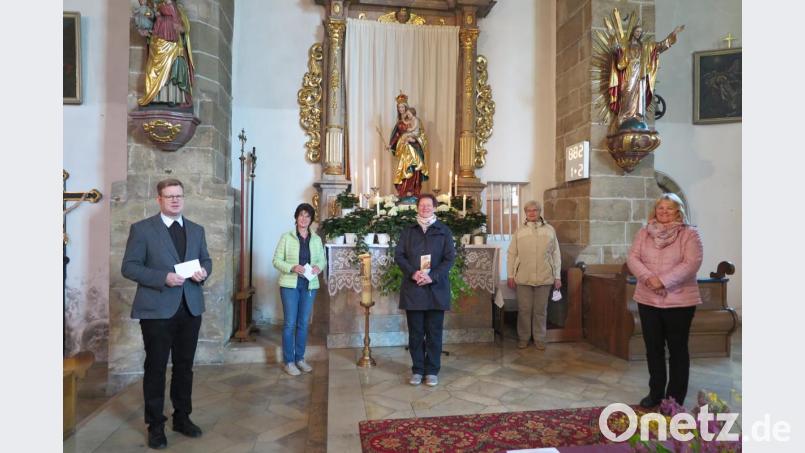Vor dem Marienaltar sagte Stadtpfarrer Thomas Kraus den Mitgliedern der Frauenbund-Führungsrunde, Maria Drechsler, Agnes Emerig, Rita Ponnath und Regina Frank (von rechts), „Vergelt`s Gott“. Bild: jzk
