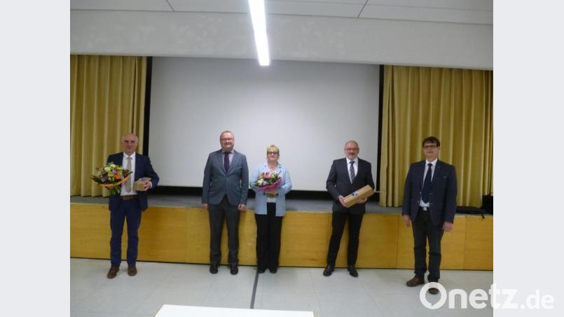 Ein neues Trio steht an der Spitze der Marktgemeinde Freihung (von links): Zweiter Bürgermeister Klaus Siegert, Bürgermeister Uwe König mit Ehefrau Monika, Dritter Bürgermeister Johannes Ott und Amtsrat Max Heindl. Bild: bk