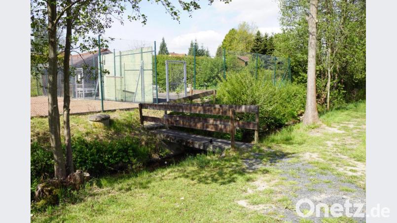 Zur Tennisanlage führt - vom Sportplatz aus - die kleinere der beiden Brücken. Bild: bkr