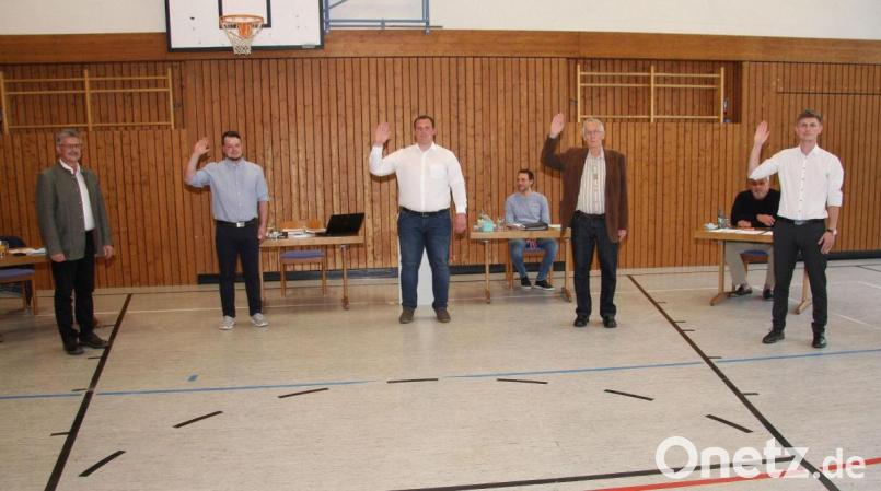 Bürgermeister Wolfgang Braun (links) vereidigte die neuen Markträte Nico Wolf, Ernst Tippmann, Christopher April und Philipp Gerg (von rechts). Bild: wro