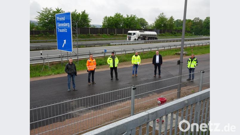Überzeugten sich vom erfolgreichen Abschluss der Bauarbeiten im Gewerbegebiet &quot;Am Kalvarienberg&quot;: (von links) Mike Wennig, Torsten Fiedler (Firma Schulz), Gunther König (Ingenieurbüro), Franz Pösl (Stadt Pfreimd) Bürgermeister Richard Tischler und Bauhofleiter Josef Paulus. Bild: hm