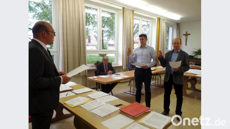 Zur ersten Amtshandlung von Bürgermeister Johannes Schmid gehört die Vereidigung der beiden Gremiumsneulinge, Jürgen Lautner (links) und Josef Taller (rechts). Bild: br