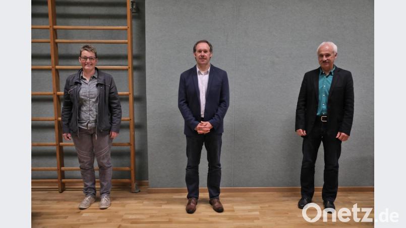 Der neu gewählte Erste Bürgermeister Josef Pretzl (Bildmitte) mit seinen Stellvertretern Susanne Gschrey und Johann Zeus. Bild: akp