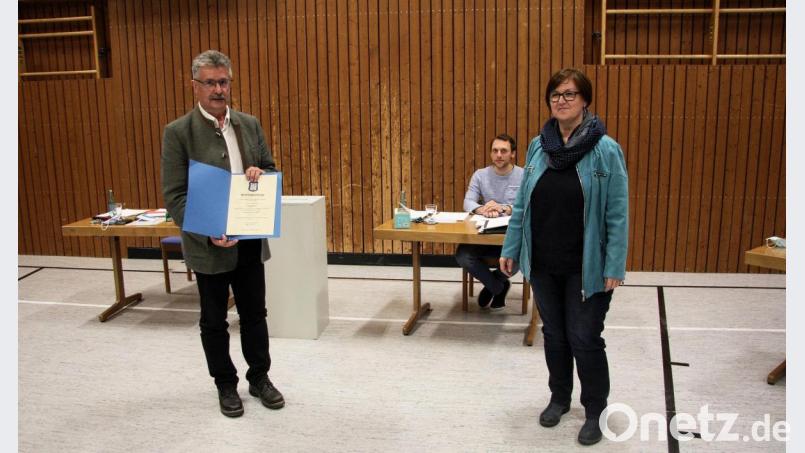 Bürgermeister Wolfgang Braun wurde erneut zum Standesbeamten bestellt. Die Ernennungsurkunde übergab Zweite Bürgermeisterin Andrea Hecht. Bild: wro