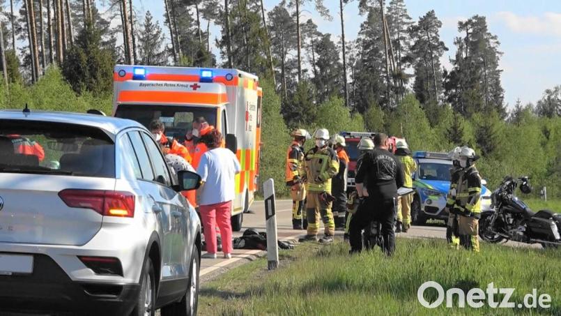 Notarzt und Sanitäter versorgten die verunglückte Motorradfahrerin an der Unfallstelle, mit mittelschweren Verletzungen wurde sie ins Krankenhaus gebracht. Alarmiert wurden auch die Feuerwehren Großkonreuth und Tirschenreuth. Bild: nic
