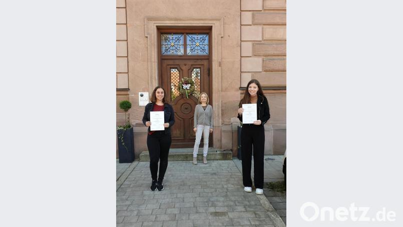 Katharina Wenkmann (links) und Sina Szeri (rechts) freuen sich mit ihrer Lehrerin Veronika Frenzel über die Platzierung beim Regionalwettbewerb. Bild: Florian Hösl / exb