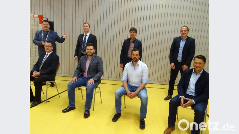 Bürgermeister Christian Ziegler (hinten links) stellt die neuen Gemeinderäte vor (hinten, ab Zweiter von links): Tobias Dirrigl, Adolf Flierl und Sebastian Kemptner; vorn (von links): Lutz Böhnisch, Hubert Meierhofer jun., Christian Obendorfer und Dominik Schleicher. Bild: hou