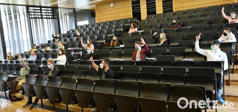 Schüler der FOS/BOS im Hörsaalgebäude. Bild: exb