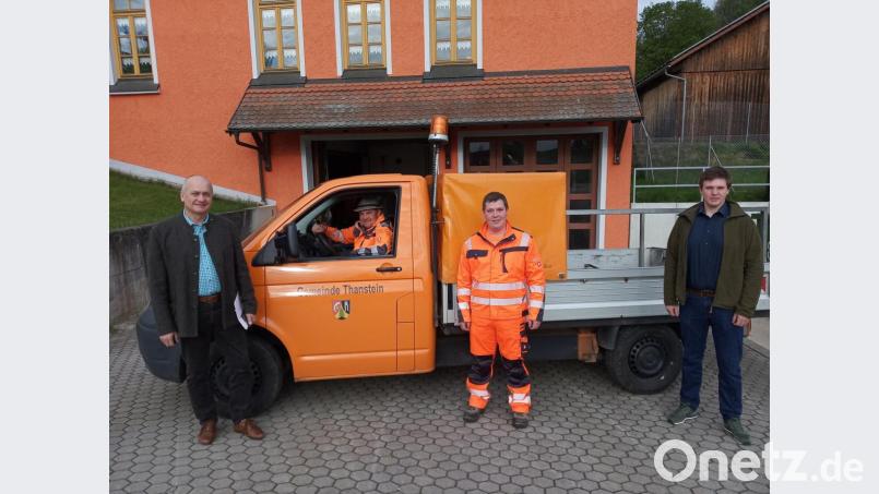 Bürgermeister Walter Schauer, Alois Schwendner (von links) und Simon Heiser (rechts) begrüßen den neuen Gemeindemitarbeiter Tobias Müller. Bild: exb/Gemeinde Thanstein