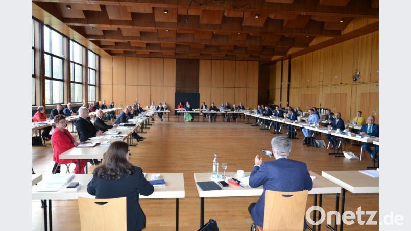 Bei der konstituierenden Sitzung des Kreistags im Kettelerhaus besetzten die Räte auch die Ausschüsse. Bild: rti